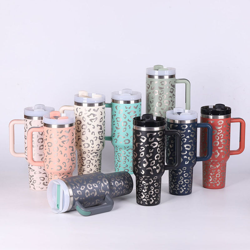 Tazza Termica 40 Oz con Manico e Cannuccia – Acciaio Inox, Spill-Proof, Isolata Sottovuoto, Perfetta per Caffè, Viaggi, Palestra e Ufficio